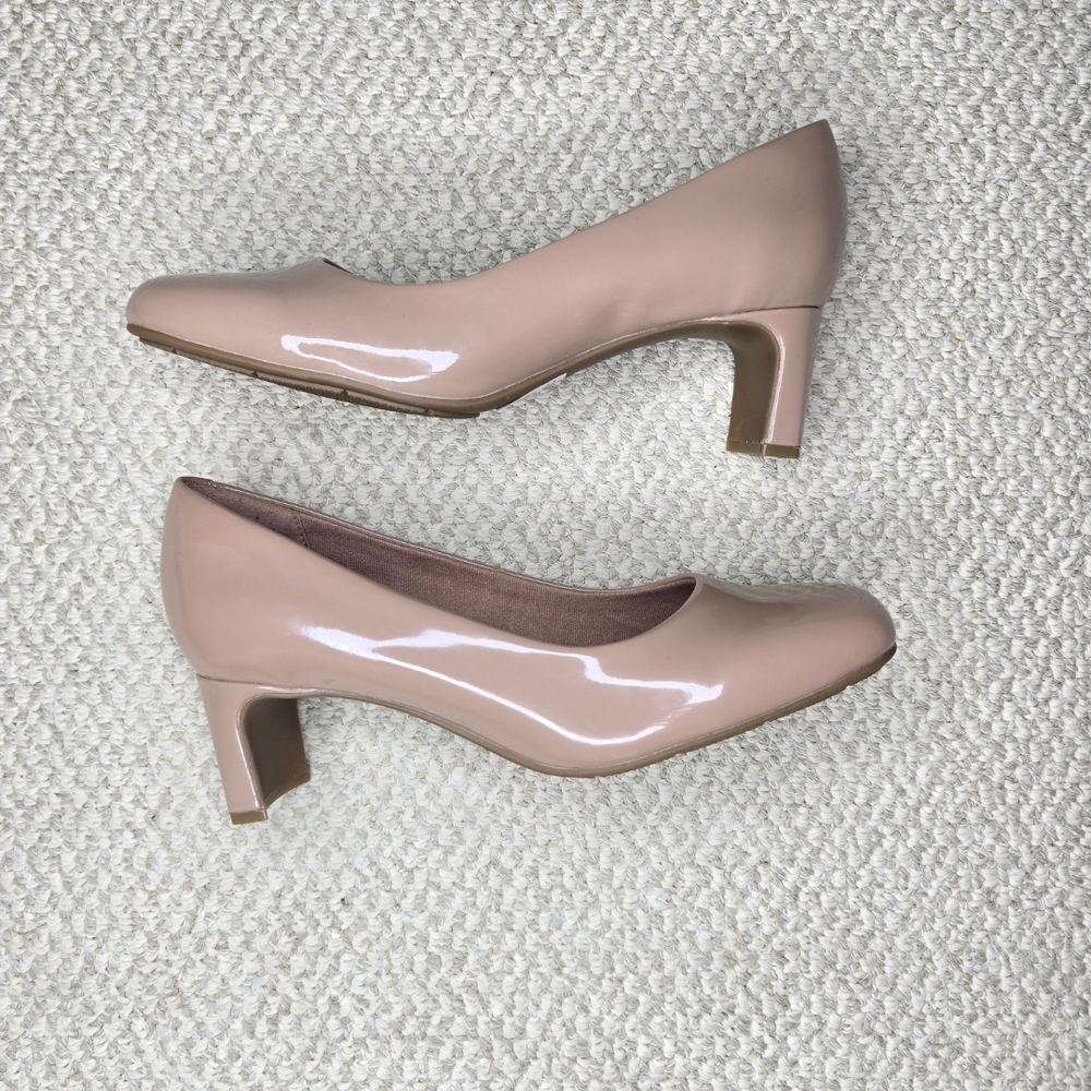 Clarks Kyndall Iris Patent Low Block Heel Pumps NWOB 7.5 Wide